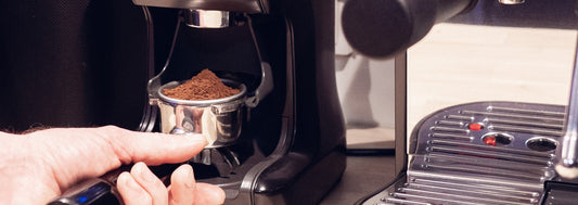 Utilisation d'un porte-filtre avec du café fraîchement moulu à l'intérieur